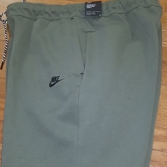 Mens Nike Tech Shorts - Picture 2 of 4